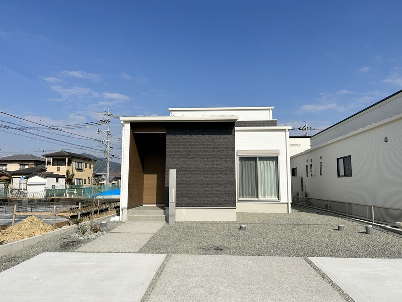 熊本市南区八分字町　新築一戸建て　4号地モデルハウス【玄関ポーチがあるので雨の日でも濡れずに室内に出入りできます　庭もあるので家庭菜園やBBQを楽しむこともできます】