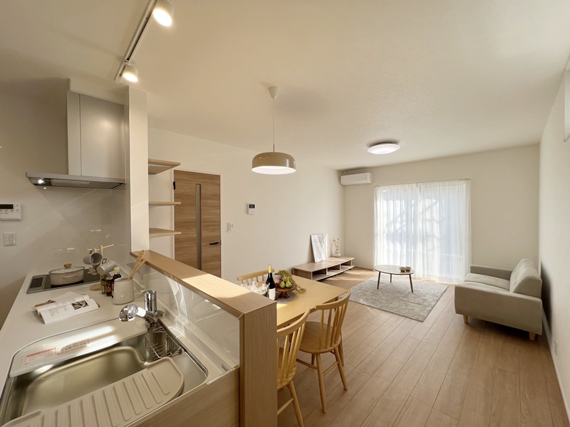 1号地　キッチンからみたリビング