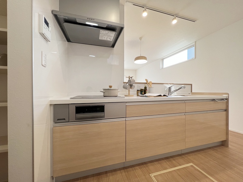 1号地　Housetecのシステムキッチンを採用！IHクッキングヒーターを使用しており快適な環境でのお料理ができ、お掃除も簡単です。600L容量の冷蔵庫の設置可能！
