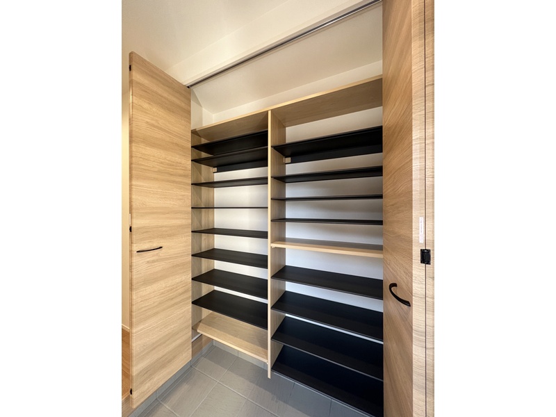 1号地　シューズクローゼットは最大約72足分入ります！可動棚になっているため靴の種類に合わせた収納が可能です。