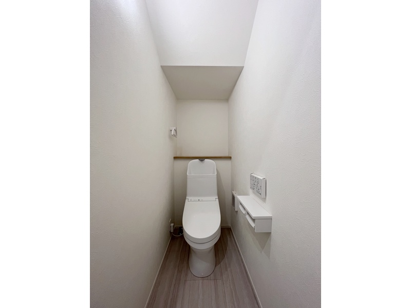 1号地　1・2階のトイレはTOTOのウォシュレット付きトイレを採用！白を基調としているためより明るく感じれら、清潔感あふれる空間になっています。