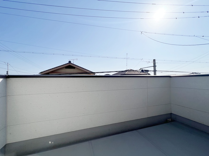 1号地　南東向き日当たり良好なバルコニー。2方向から光を取り入れることができるため日が差す時間が長く、お洗濯が効率よく乾きます。