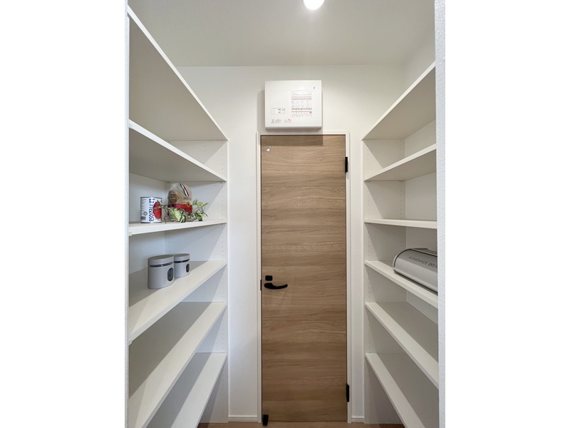 1号地　キッチンと洗面脱衣室の両方から出入りが可能な2wayパントリーです。キッチンから水回りまでが一直線で家事効率の上がる動線になっています。