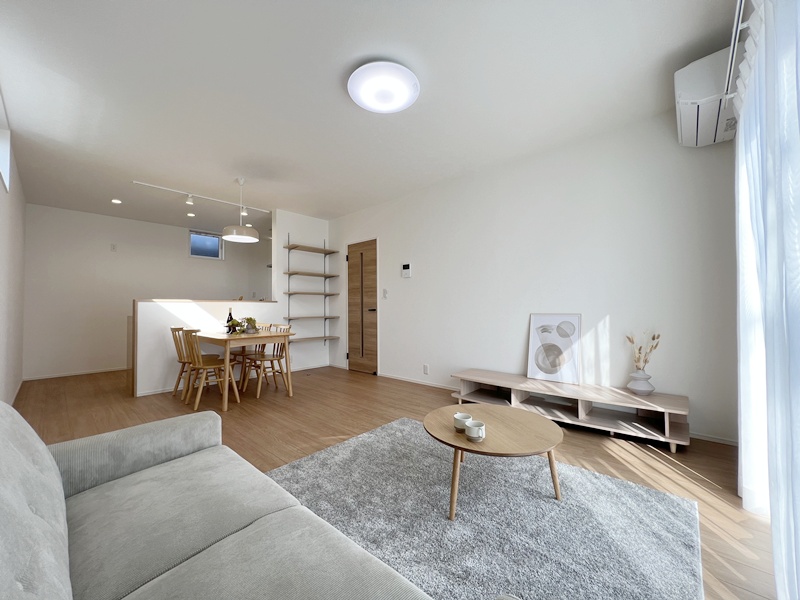 1号地　南向き16帖の日当たり良好なLDK。見せる収納が付いているためおしゃれかつ幅を取らずに収納することができます。