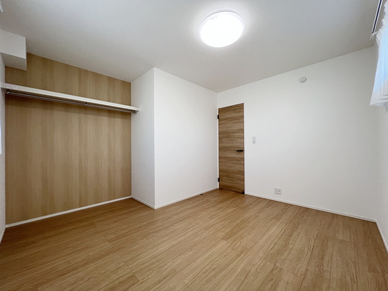 1号地　7帖の洋室Aです。窓は高い位置につくられているためお子様の安全とプライベート空間を守ることができます。