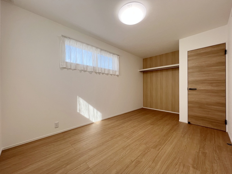 1号地　南向き日当たり良好な7帖の洋室Bです。洋室の窓は高い位置につくられているためお子様の安全とプライベート空間を守ることができます。