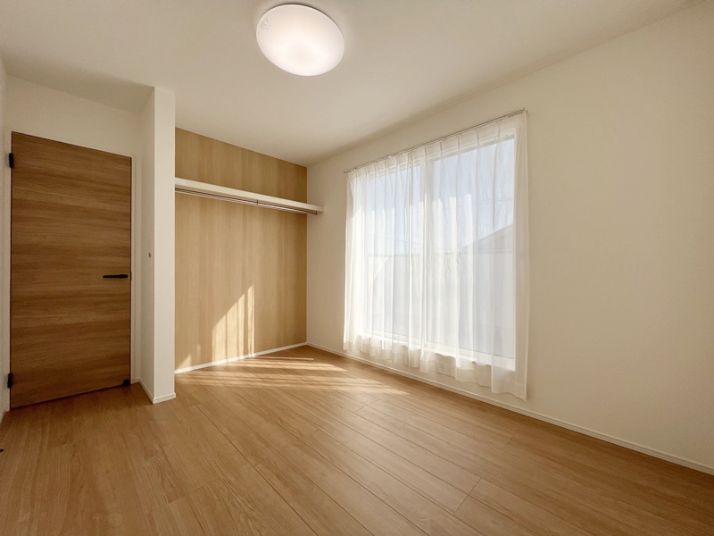 1号地　唯一バルコニーへの出入りが可能な6帖の洋室Cです。バルコニーの大きな窓から十分な日当たりを確保することができるため明るく、あたたかいお部屋になっています。