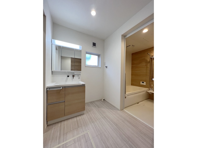 1号地　玄関ホールとキッチンからの出入りが可能な洗面脱衣室。帰ってきてすぐに洗面脱衣室にいける動線になっています。たて型・ドラム式洗濯機の設置可能！