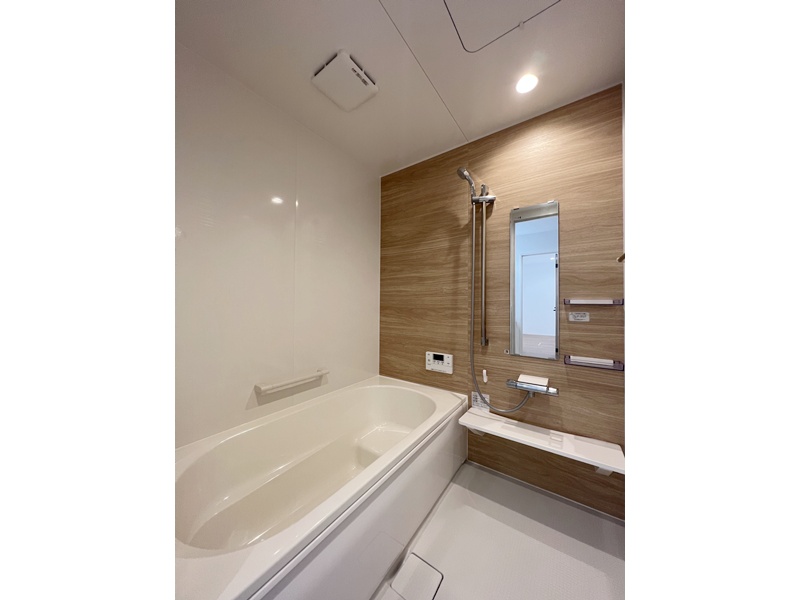 1号地　Housetecのシステムバスを採用！浴槽には手すりが付いており、床材は滑りにくいプレーンフロアを使用しているため誰もが安心して使える浴室に。