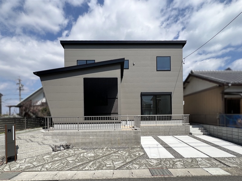 1号地　リビング20帖×物干し付き畳コーナー(3帖)×回遊動線で使い方無限大のおうち。3台駐車可能です！